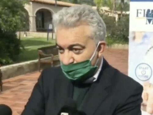 Arcuri le compra ma non sa indossare le mascherine