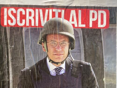 Enrico Letta con l'elmetto invade Roma: "Spezzeremo le reni alla Russia!" Il manifesto fake fa impazzire il Pd