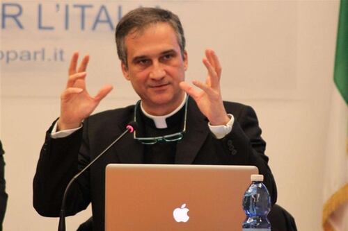 Chi c’è dietro le dimissioni del pr del Papa