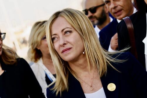 Governo, la sinistra tira fuori il peggio di sé: manichino di Meloni impiccato a Bologna