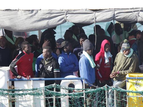 Sea Watch 3 è sbarcata a Catania, la nave non sarà sequestrata. Per ora
