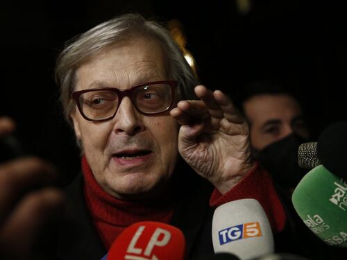Comico come Pieraccioni, Sgarbi sfotte Renzi sul no alla Belloni