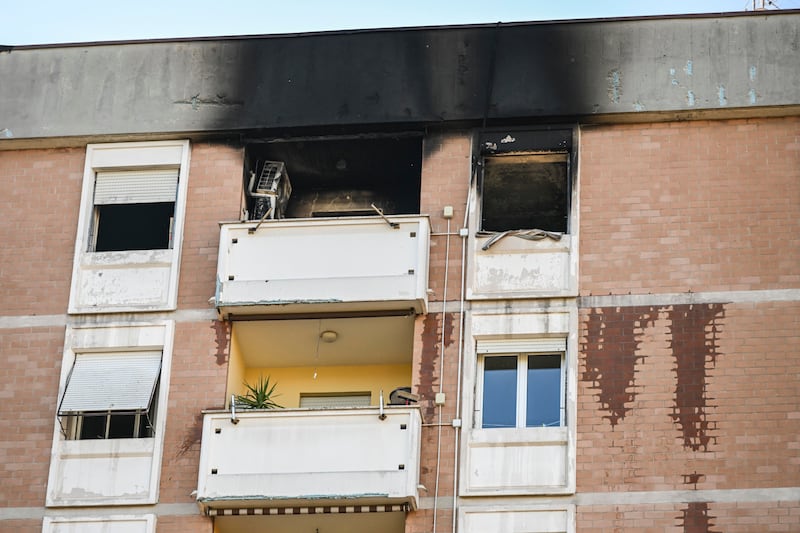 Colli Aniene, appartamento all’ottavo piano va a fuoco: una vittima