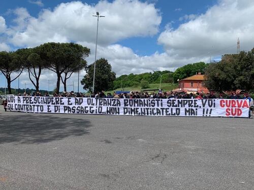 Protesta della Curva Sud a Trigoria. Striscione e confronto con i giocatori della Roma