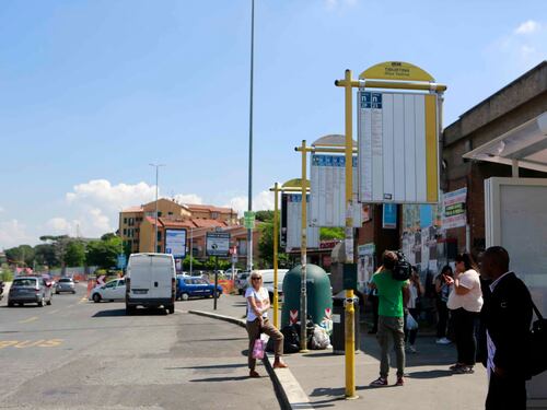 Caricata alla fermata del bus e stuprata dal branco. Ecco dove è stata rapita