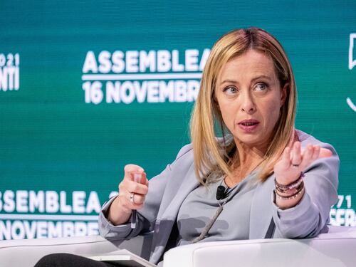 Giorgia Meloni sbugiarda Matteo Renzi: “Governa e spartisce poltrone con Conte”. Stoccata sull’Arabia Saudita