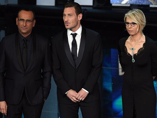 Totti "canta" a Sanremo: "Il mio futuro? Nella Roma o lontano"