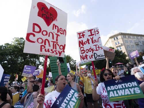 Stati Uniti, un giudice blocca il divieto di aborto in Louisiana. Gli interventi riprendono subito