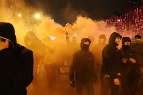 Gilet gialli irrompono nel ministero con la ruspa. Scontri e feriti in tutta la Francia