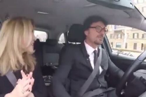 Toninelli predica bene e razzola male. Spinge l'elettrico e va a diesel
