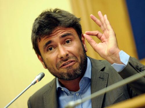 Di Battista scivola su Napoleone e confonde Austerlitz con Auschwitz