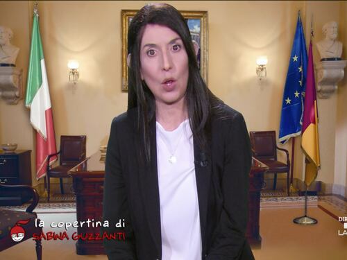 Si scatenano i webeti di Virginia Raggi e danno della traditrice a Sabina Guzzanti per l'imitazione