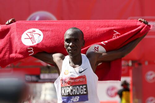 Kipchoge corre la maratona sotto le 2 ore. Ma record non omologato