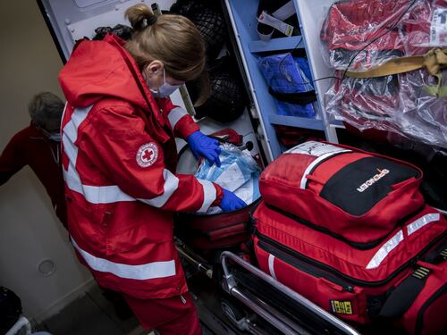 L'impiegato si sente male e arriva l'ambulanza. Nell'ufficio postale si scatena il panico Covid