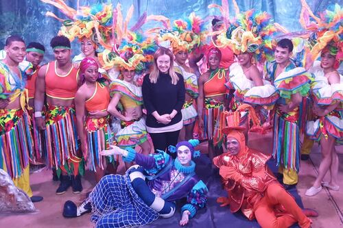 Giorgia Meloni si dà al circo. Eccola con clown, ballerini e acrobati