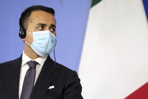 Beccata una spia e Luigi Di Maio rinnega Cina e Russia: supercazzola del ministro