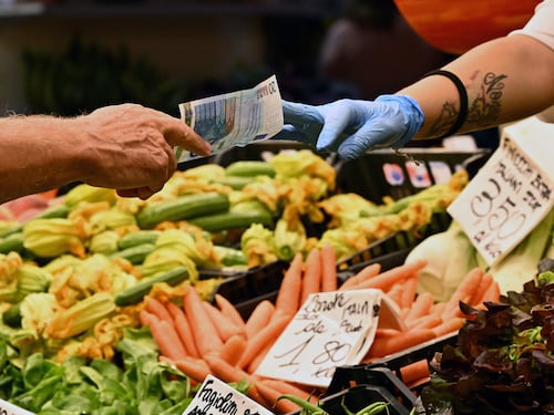 Il meteo "pazzo" salva la spesa, scendono i prezzi di frutta e verdura