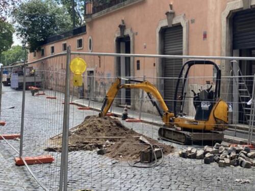 Riapre e trova il maxi-cantiere. Il regalino della Raggi al ristoratore di via Giulia