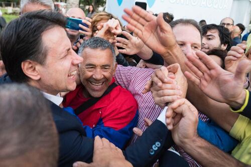 Bagno di folla per Conte. I grillini gli fanno la festa