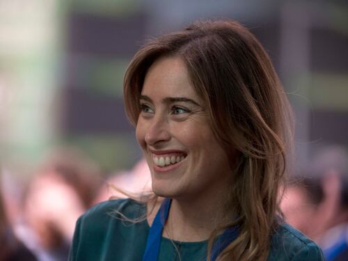 Maria Elena Boschi raggiante e seduttrice tra le donne di Matteo Renzi al Lingotto
