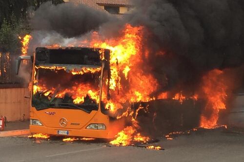 Paura a Guidonia, l'autobus viene divorato dalle fiamme