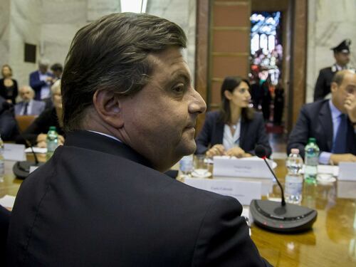 La mossa del cavallo di Calenda. Vuole candidarsi a Roma, ma senza il Pd