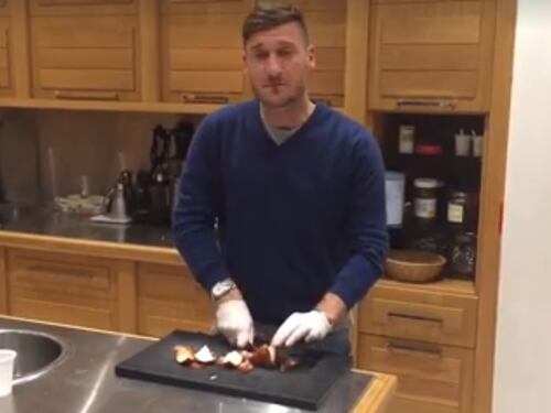 Da Totti a Verdone e Ramazzotti, tutti tagliano la cipolla del sorriso