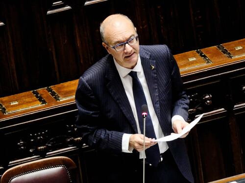 Scuola, giudizi sintetici e voto di condotta in decimi. Valditara: "Sistema più chiaro"