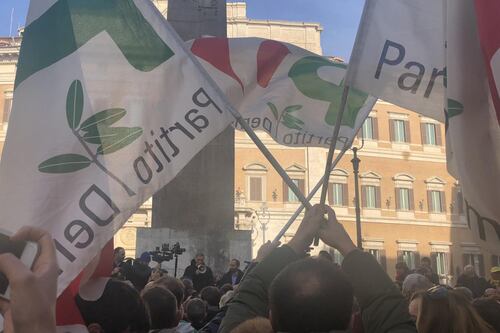Dem in piazza contro la manovra: "La democrazia è stata calpestata"