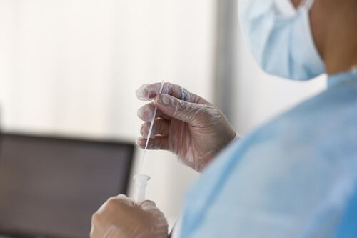 La Regione corre ai ripari: tamponi dal medico di base. Ma scattano le proteste