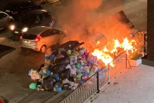 Nessuno raccoglie i rifiuti. I romani danno fuoco ai cassonetti