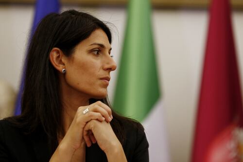 Il torcicollo di Virginia Raggi