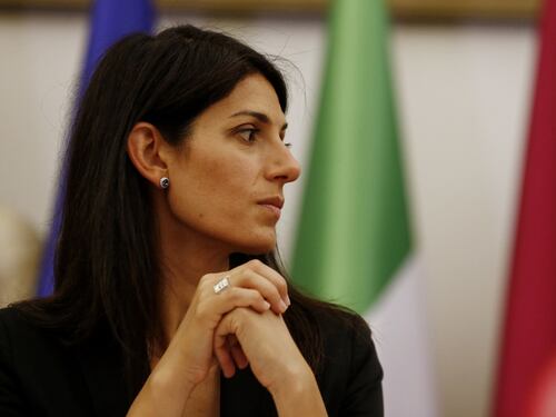 Il torcicollo di Virginia Raggi