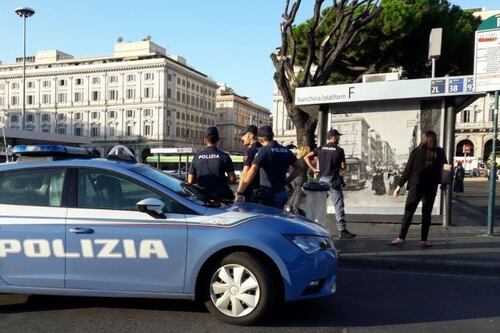 Accoltellato per il crocifisso al collo. Arrestato un marocchino: urlava "cattolico di m..."