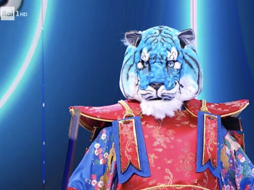 Cantante Mascherato, ecco chi è la Tigre Azzurra. Altro che Lopez, sotto c’è Platinette