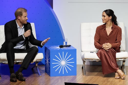 Regno Unito, Harry e Meghan tornano ma Re Carlo frena: “Restano fuori dalla famiglia reale”