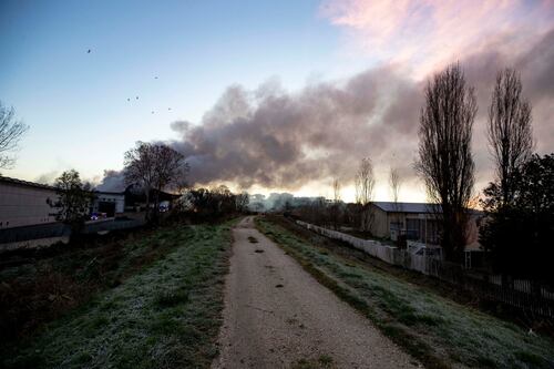 Fiamme al Tmb Salario. La colonna di fumo invade la città