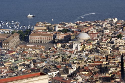 Gallicola: a Napoli si spara ma il Palazzo pensa alla poltrona