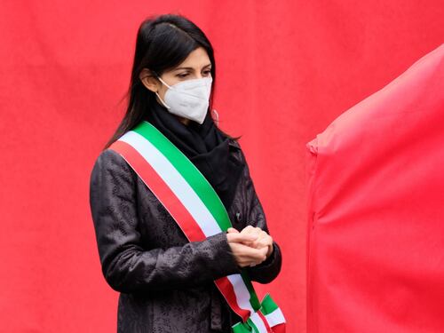 La Raggi fa fuori il vice e l'assessore alle Attività produttive