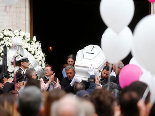 Addio a Pamela tra lacrime e rabbia. La famiglia: "Vogliamo giustizia"