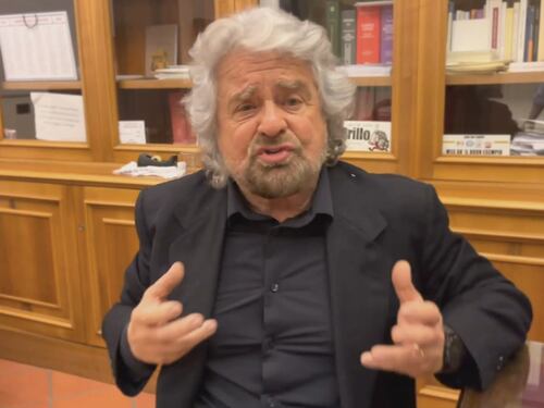 Il diktat di Grillo a Rousseau: "Aspettiamo prima di mandare a f... qualcuno"
