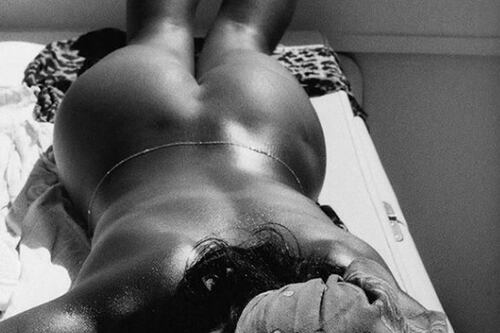 Naomi Campbell, il nudo integrale: utenti impazziti