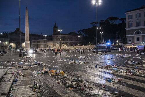 Roma, i tifosi del Betis Siviglia riducono piazza del Popolo una discarica