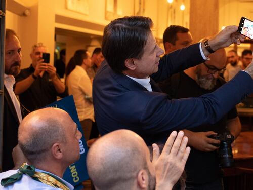 "Meloni vuole la guerra civile", Conte perde il freno sul Reddito di cittadinanza
