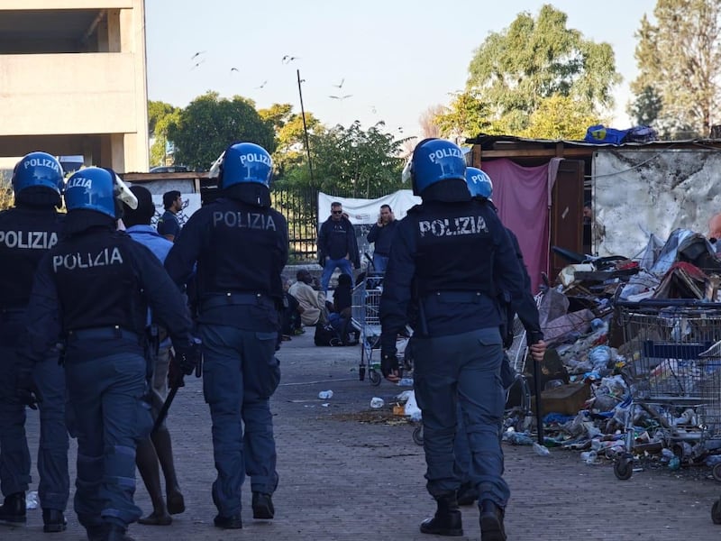Tor Sapienza, blitz anti-degrado. Sgomberato a Roma il fabbricato di via Tallone