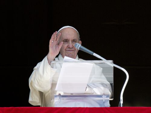 Papa Francesco all’attacco sul vaccino: datelo a tutti i poveri e liberalizzate i brevetti