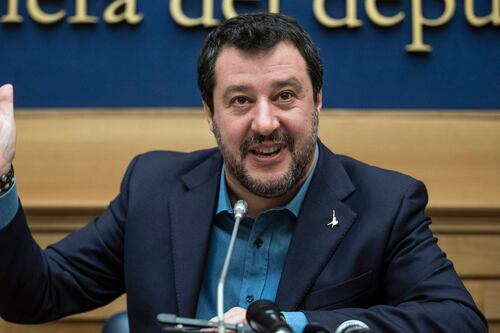 Matteo Salvini denuncia la bomba contagi. Migranti e Coronavirus, cosa succede