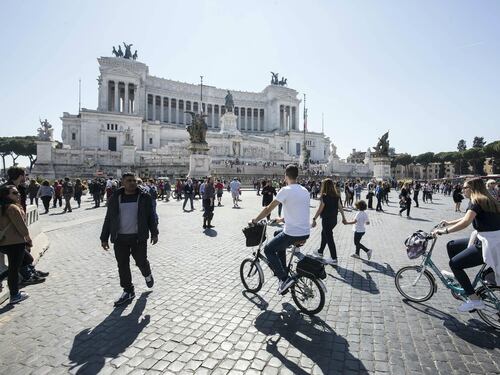 Piazza Venezia pedonale, il piano dei grillini: niente auto, taxi e bus anche in via dei Fori