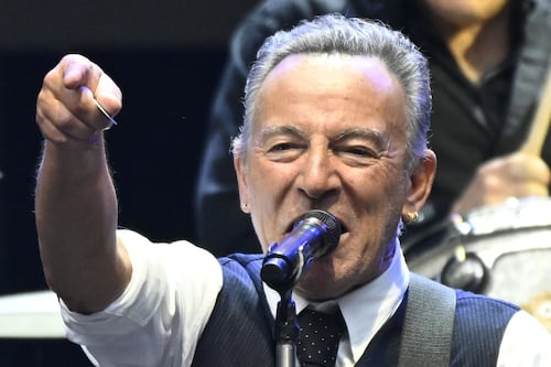 Milano, dal palco di San Siro Bruce Springsteen attacca Trump: “Un corrotto, traditore, incompetente”