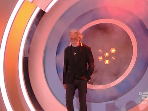 Fogli kaputt. Torna in studio, è gelo con la moglie